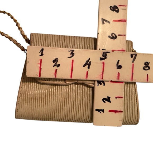 Elegant Tan Crossbody Bag with Chain Strap - Picture 6 of 6